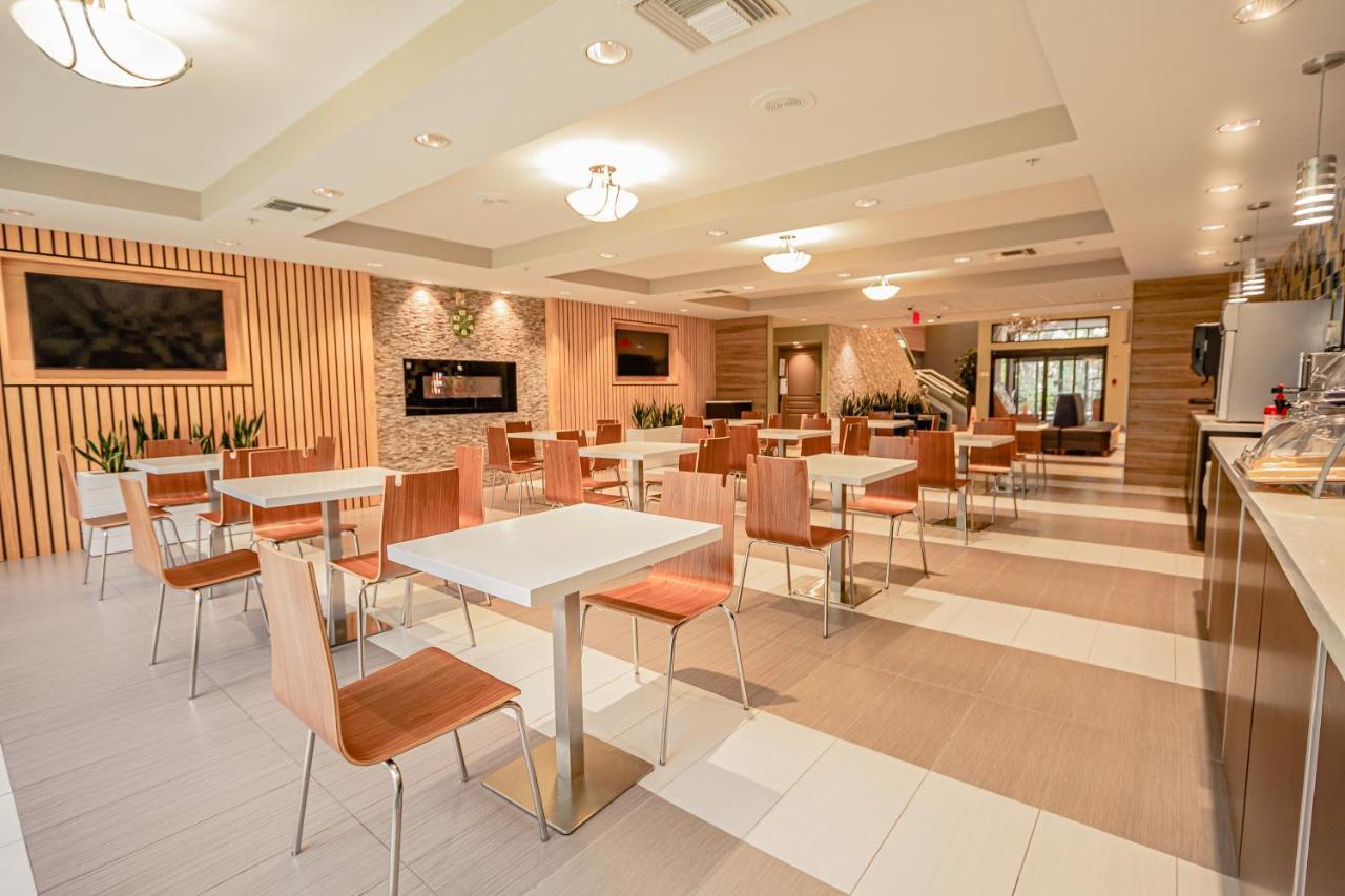 Days Inn & Suites By Wyndham Fort Myers Near Jetblue Park Экстерьер фото