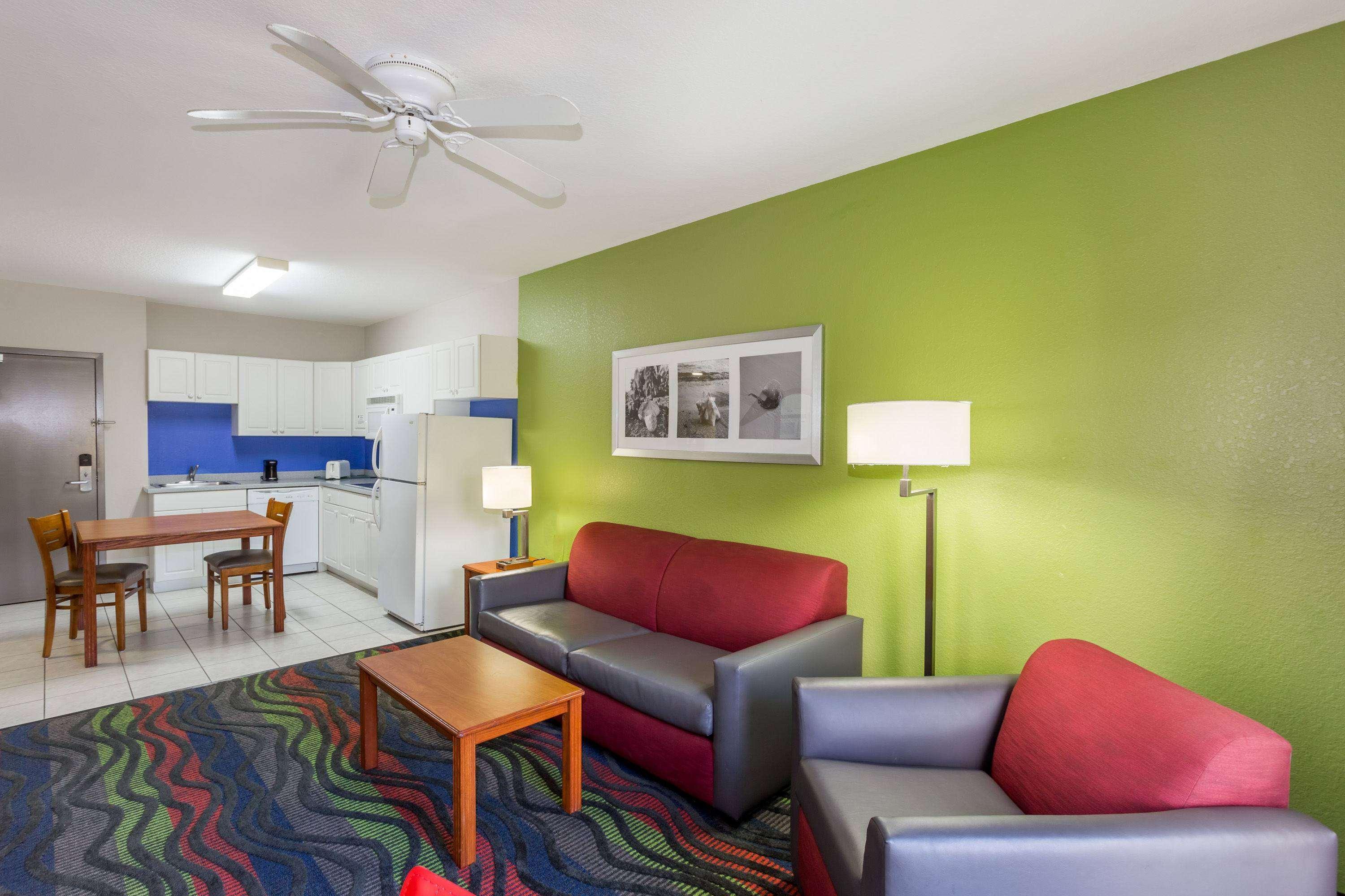 Days Inn & Suites By Wyndham Fort Myers Near Jetblue Park Экстерьер фото