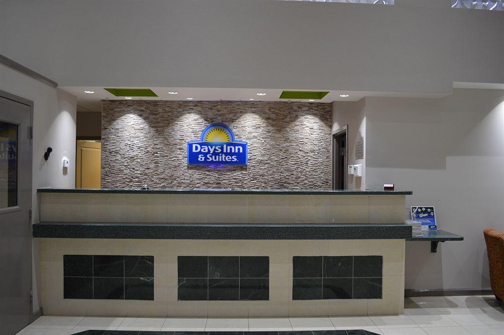 Days Inn & Suites By Wyndham Fort Myers Near Jetblue Park Экстерьер фото