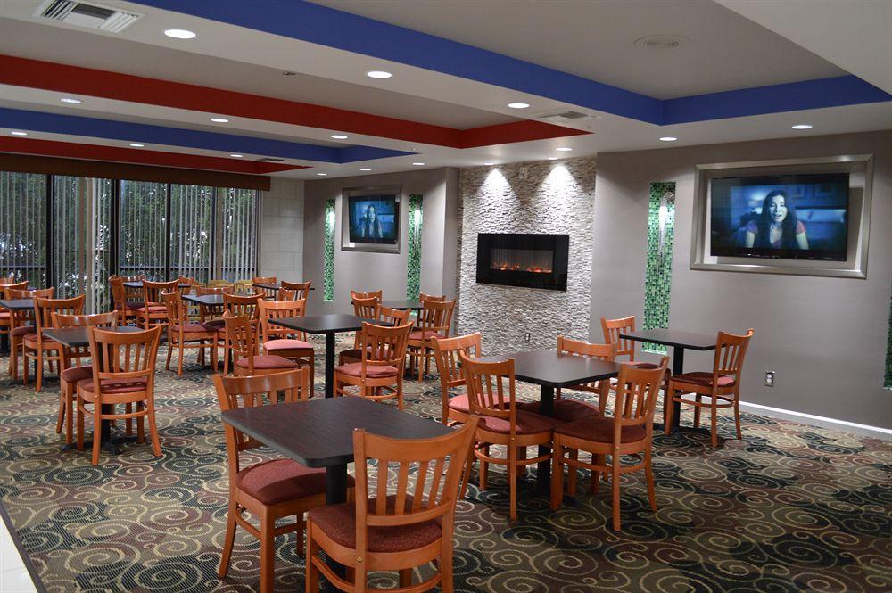 Days Inn & Suites By Wyndham Fort Myers Near Jetblue Park Экстерьер фото